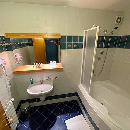 Отель Laguna & Restaurant 3*